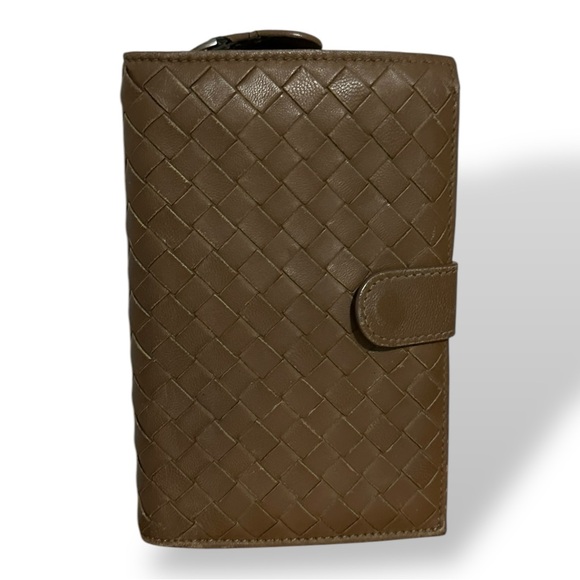 Authentic BOTTEGA VENETA Leather Passport Holder Bifold wallet in intrecciato - Picture 2 of 8